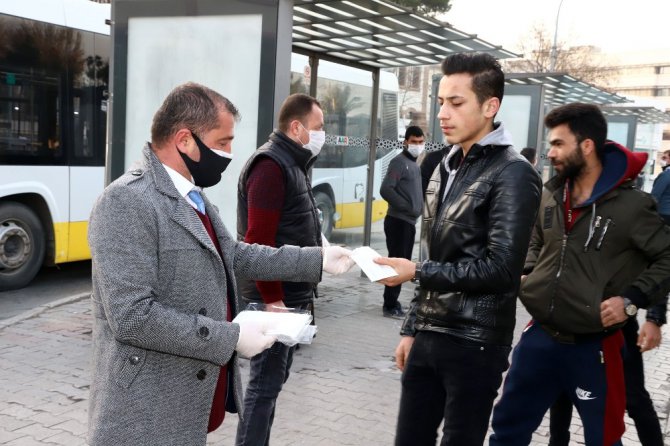 Konya Büyükşehir toplu ulaşımı kullanan yolculara maske dağıttı