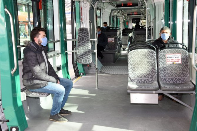 Konya Büyükşehir toplu ulaşımı kullanan yolculara maske dağıttı