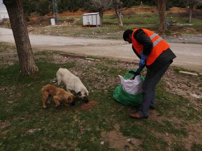 Akşehir Belediyesi maske ve eldiven dağıtımını sürdürüyor