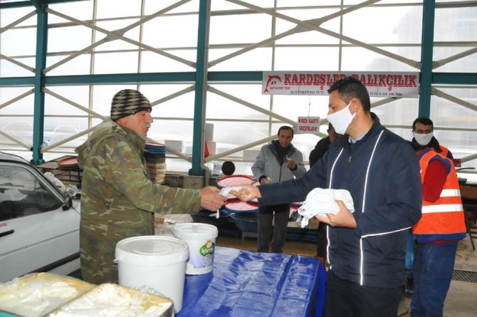 Akşehir Belediyesi maske ve eldiven dağıtımını sürdürüyor