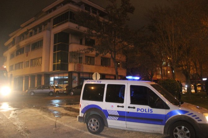 Anne ve babasını rehin alıp, evde yangın çıkardı