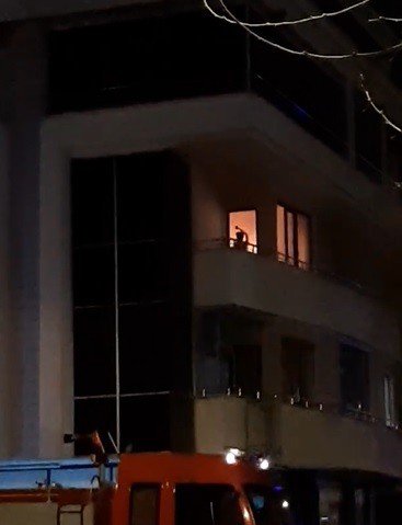 Anne ve babasını rehin alıp, evde yangın çıkardı