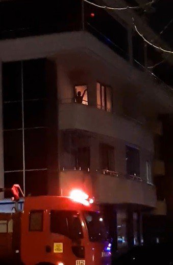 Anne ve babasını rehin alıp, evde yangın çıkardı