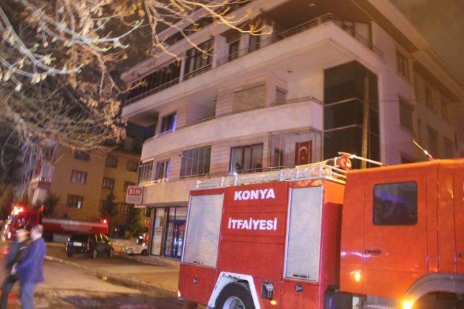 Anne ve babasını rehin alıp, evde yangın çıkardı