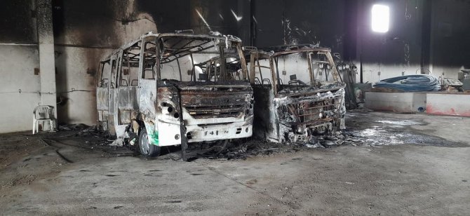 Belediye garajında yangın çıktı, 2 minibüs yandı