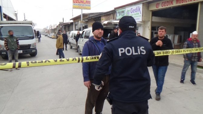 Elektrik kontağından çıkan yangında 2 iş yeri ve 1 depo zarar gördü