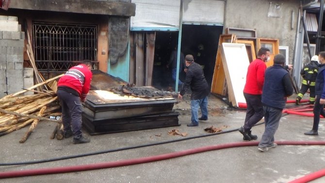 Elektrik kontağından çıkan yangında 2 iş yeri ve 1 depo zarar gördü