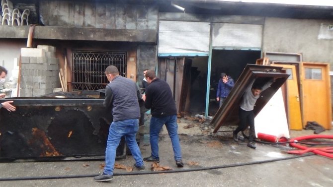 Elektrik kontağından çıkan yangında 2 iş yeri ve 1 depo zarar gördü