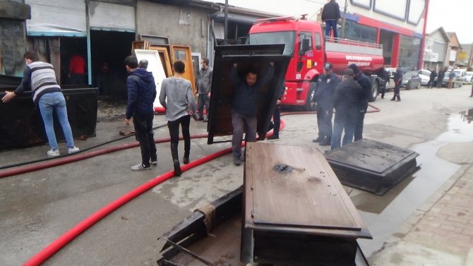 Elektrik kontağından çıkan yangında 2 iş yeri ve 1 depo zarar gördü