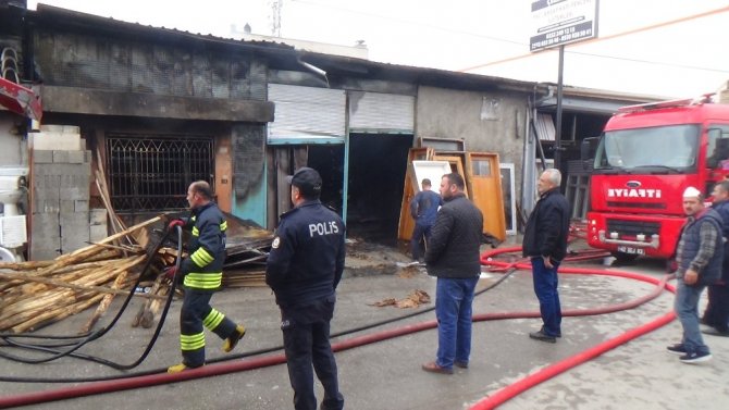 Elektrik kontağından çıkan yangında 2 iş yeri ve 1 depo zarar gördü