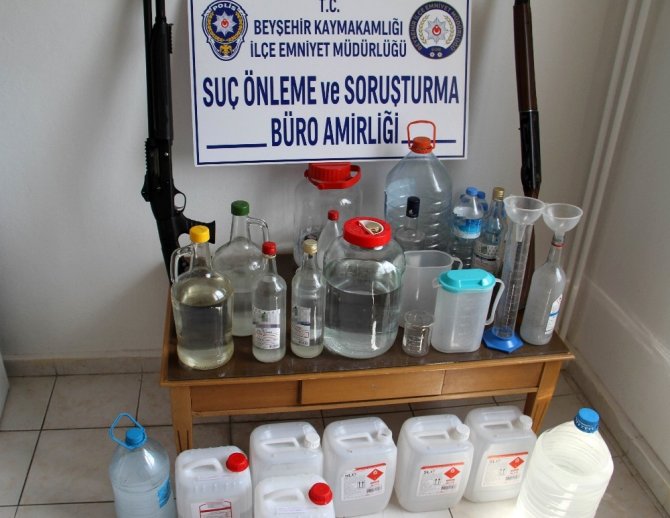 Kaçak içki imalatı yapılan evlere polis baskını