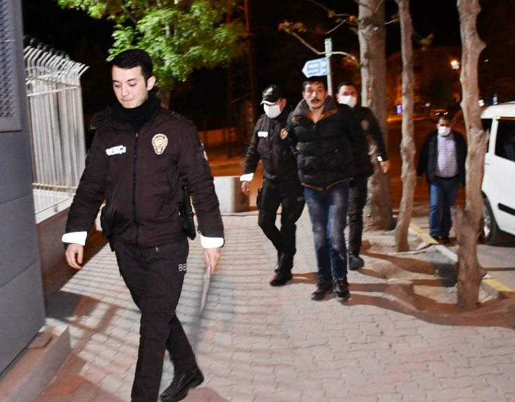 Boşandığı eşinin kapısına dayanarak ölümle tehdit eden şüpheli kovalamaca sonucu yakalandı