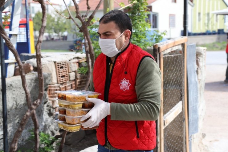 Aksaray Belediyesinden ihtiyaç sahibi ailelere sıcak yemek ikramı