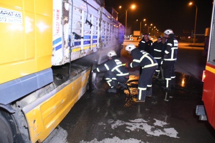 Aksaray’da tırın dorsesinde çıkan yangın paniğe neden oldu