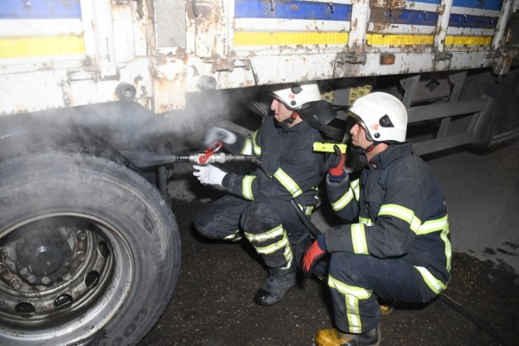 Aksaray’da tırın dorsesinde çıkan yangın paniğe neden oldu