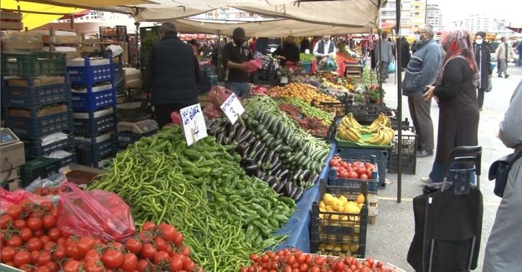 Sokağa çıkma kısıtlama öncesi pazar yerlerinde kurallara uyuldu