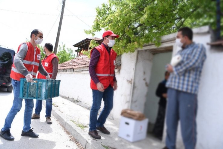 Başkan Kılca, Kızılay gönüllüsü olup ekmek ve gıda kolisi dağıttı