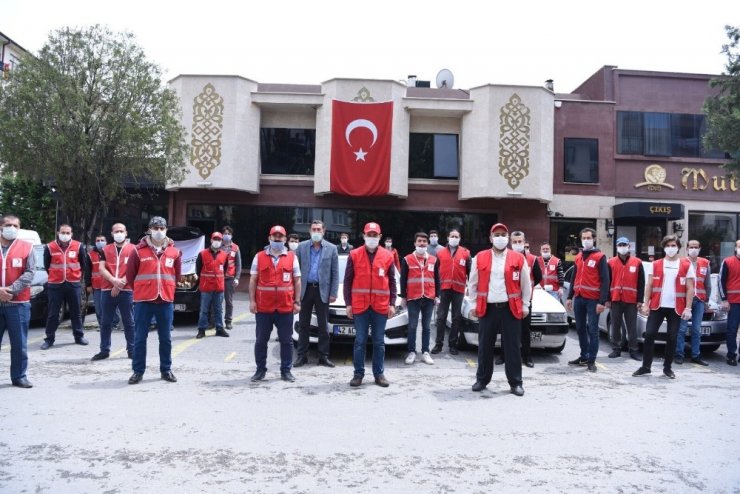 Başkan Kılca, Kızılay gönüllüsü olup ekmek ve gıda kolisi dağıttı