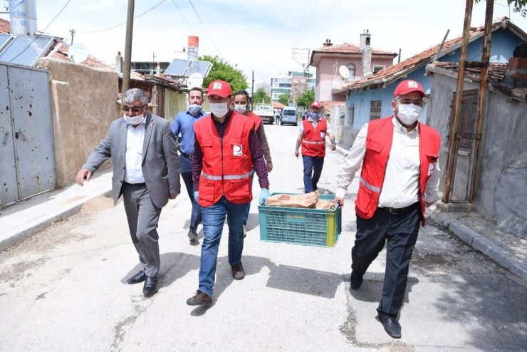 Başkan Kılca, Kızılay gönüllüsü olup ekmek ve gıda kolisi dağıttı