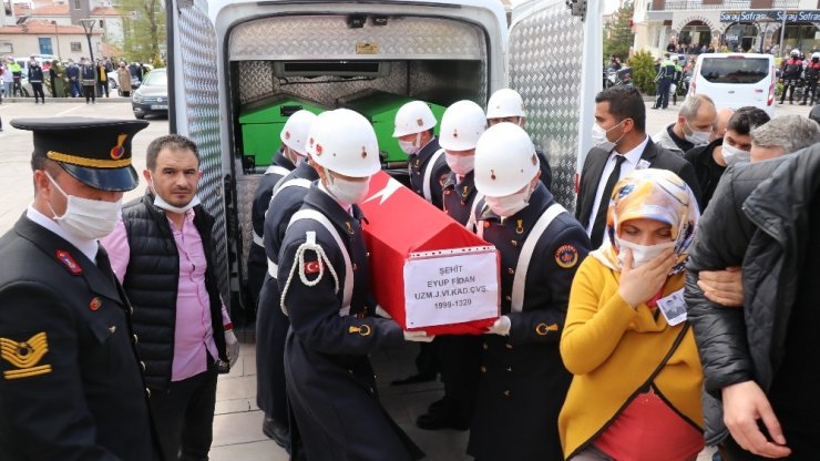 Aksaraylı şehit sosyal mesafe ile kılınan cenaze namazı sonrası defnedildi