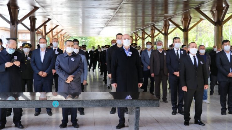 Aksaraylı şehit sosyal mesafe ile kılınan cenaze namazı sonrası defnedildi