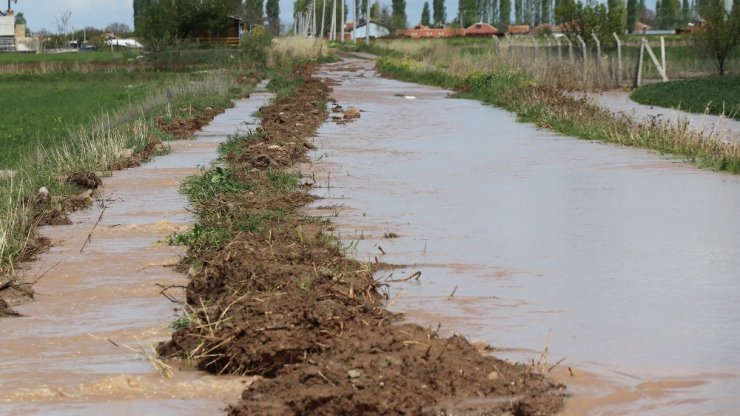 Aksaray’da sulama kanalı patladı, tarla ve evler sular altında kaldı