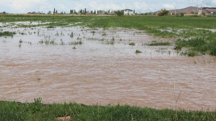 Aksaray’da sulama kanalı patladı, tarla ve evler sular altında kaldı