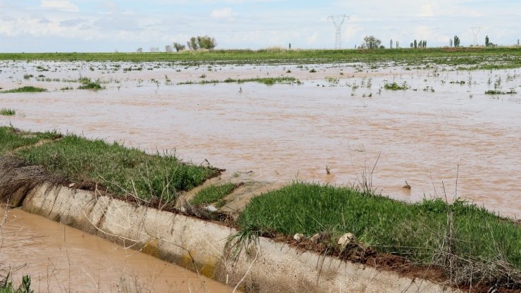 Aksaray’da sulama kanalı patladı, tarla ve evler sular altında kaldı