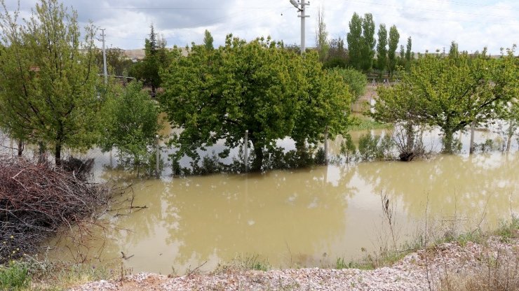 Aksaray’da sulama kanalı patladı, tarla ve evler sular altında kaldı