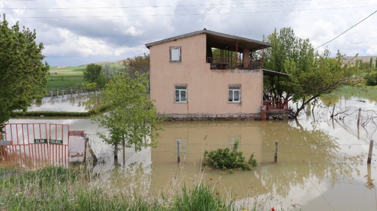 Aksaray’da sulama kanalı patladı, tarla ve evler sular altında kaldı