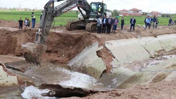 Aksaray’da sulama kanalı patladı, tarla ve evler sular altında kaldı