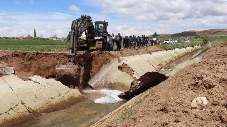 Aksaray’da sulama kanalı patladı, tarla ve evler sular altında kaldı