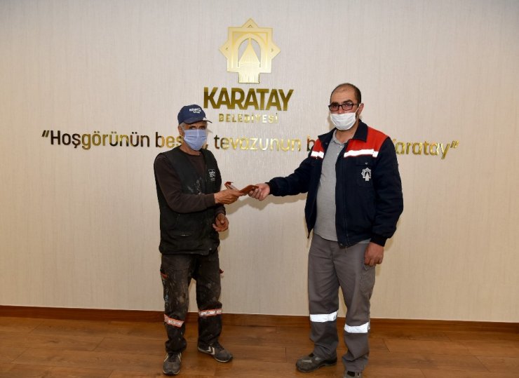 Karatay personeli, yolda bulduğu cüzdanı sahibine teslim etti