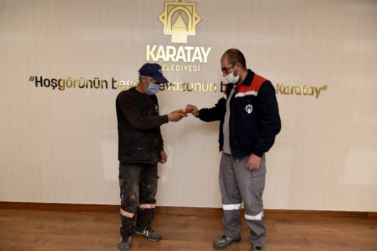 Karatay personeli, yolda bulduğu cüzdanı sahibine teslim etti