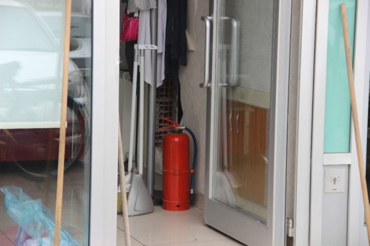 Duvarı delip 200 bin liralık altın çaldılar