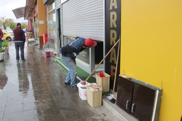 Duvarı delip 200 bin liralık altın çaldılar