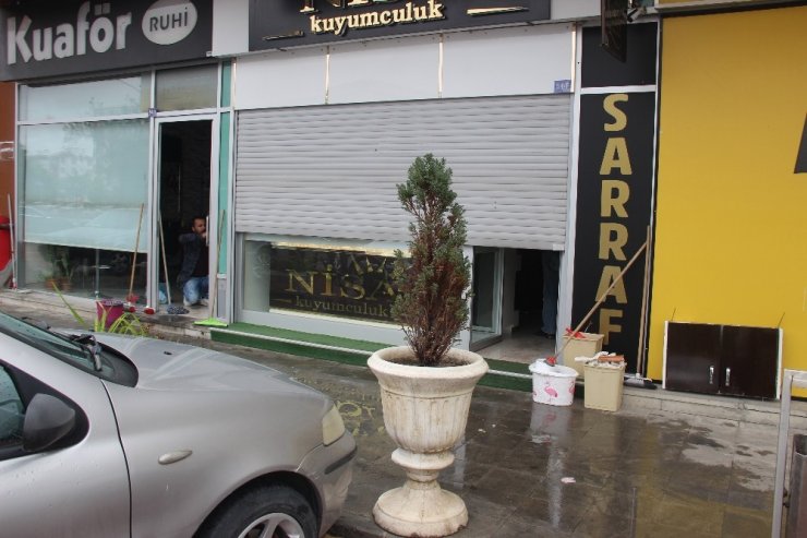 Duvarı delip 200 bin liralık altın çaldılar