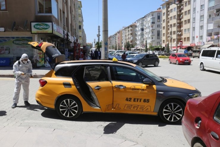 Ereğli Belediyesi ticari taksileri dezenfekte etmeye devam ediyor
