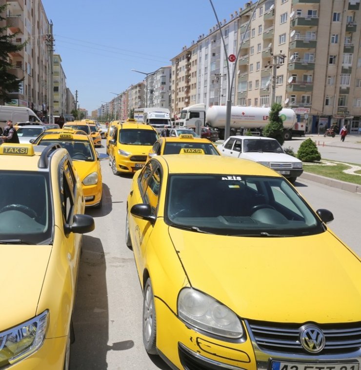 Ereğli Belediyesi ticari taksileri dezenfekte etmeye devam ediyor