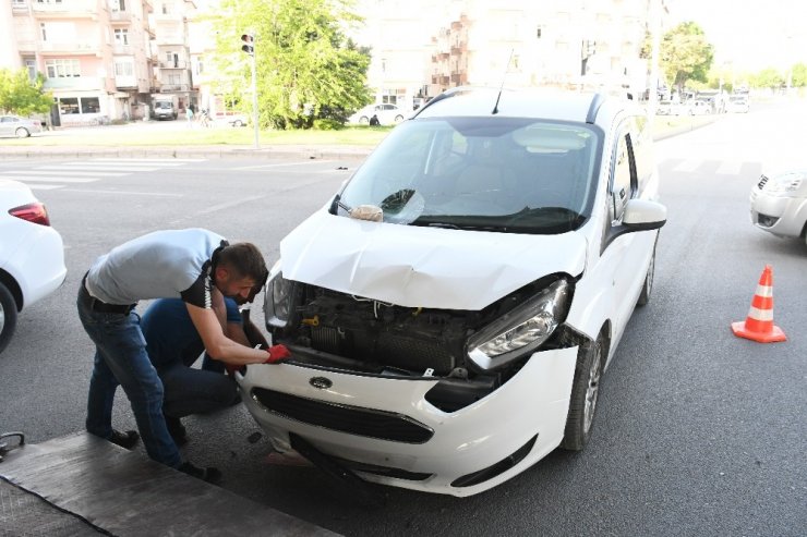 Hafif ticari araç elektrikli motosiklet çarpıştı: 1 yaralı