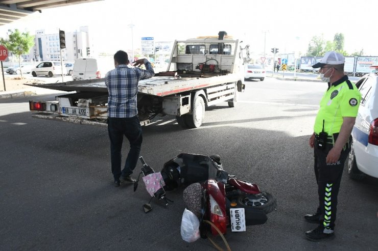 Hafif ticari araç elektrikli motosiklet çarpıştı: 1 yaralı