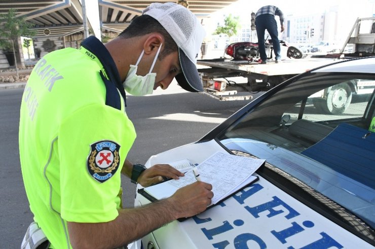 Hafif ticari araç elektrikli motosiklet çarpıştı: 1 yaralı