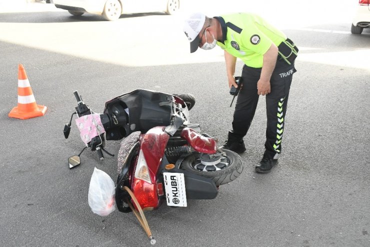 Hafif ticari araç elektrikli motosiklet çarpıştı: 1 yaralı