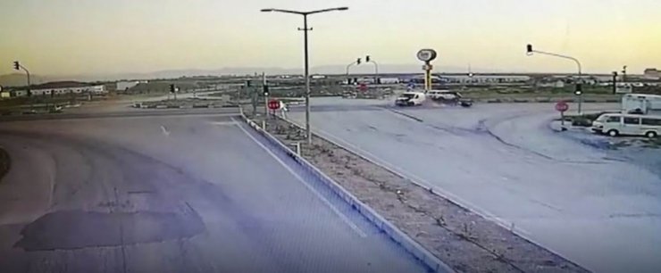 Konya’da 5 kişinin yaralandığı kaza güvenlik kamerasında