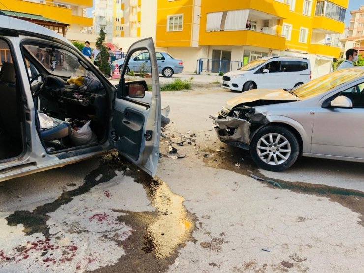 Konya’da iki otomobil çarpıştı: 3 yaralı