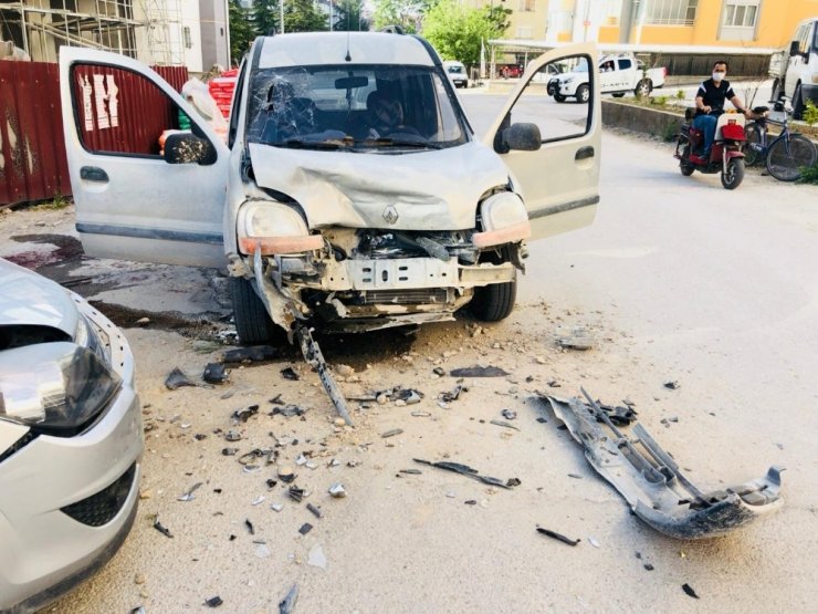 Konya’da iki otomobil çarpıştı: 3 yaralı