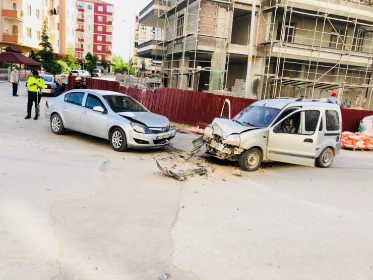 Konya’da iki otomobil çarpıştı: 3 yaralı