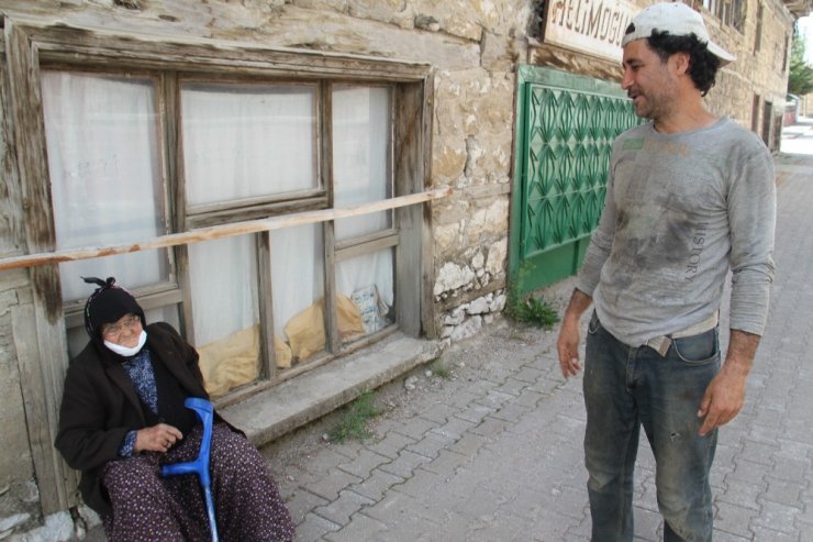 93 yaşındaki Bağ-Kur emeklisi kadın, hayırsever yönüyle dikkat çekiyor