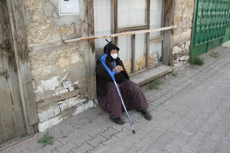 93 yaşındaki Bağ-Kur emeklisi kadın, hayırsever yönüyle dikkat çekiyor