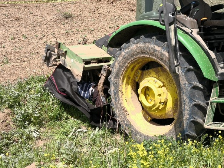 Traktörü temizlemek isterken canından oldu
